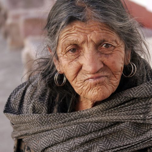 Alte Frau mit ausgeprägter Hautalterung im Gesicht